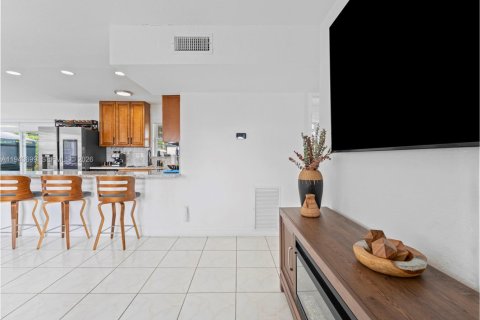 Villa ou maison à vendre à Miami, Floride: 3 chambres, 104.24 m2 № 2059948 - photo 2