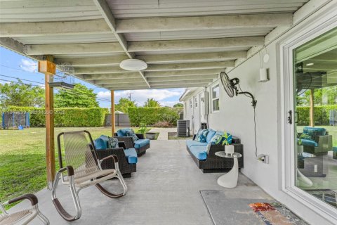 Villa ou maison à vendre à Miami, Floride: 3 chambres, 104.24 m2 № 2059948 - photo 17