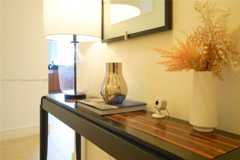 Condo in Miami, Florida, 2 bedrooms  № 1940611 - photo 13