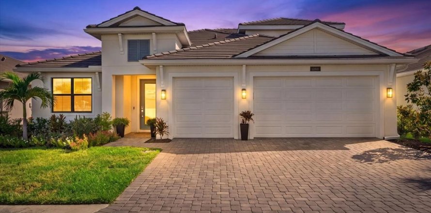 House in Venice, Florida 4 bedrooms, 277.96 sq.m. № 2322363