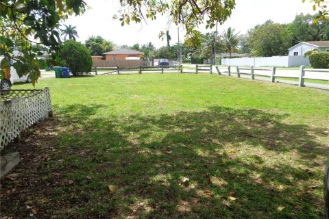 House in Miami, Florida 3 bedrooms, 72 sq.m. № 1920811 - photo 2
