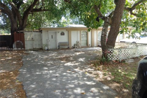 House in Miami, Florida 3 bedrooms, 72 sq.m. № 1920811 - photo 1
