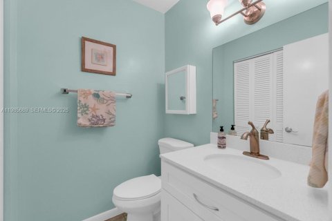 Condo in Hollywood, Florida, 1 bedroom № 2090519 - photo 11