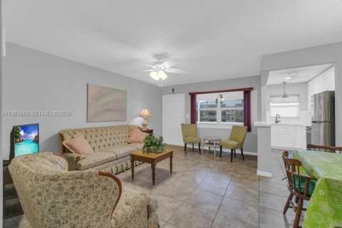 Condo in Hollywood, Florida, 1 bedroom № 2090519 - photo 12