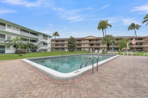 Condo in Hollywood, Florida, 1 bedroom № 2090519 - photo 19