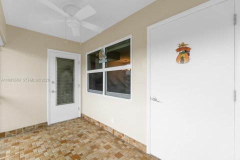 Condo in Hollywood, Florida, 1 bedroom № 2090519 - photo 2