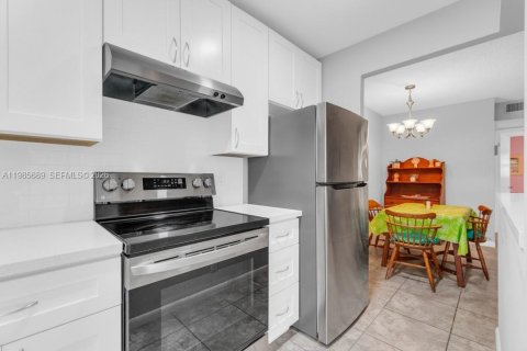 Condo in Hollywood, Florida, 1 bedroom № 2090519 - photo 4