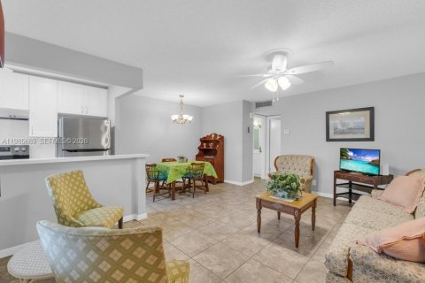 Condo in Hollywood, Florida, 1 bedroom № 2090519 - photo 13