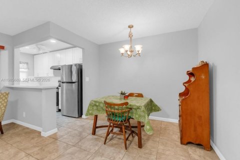 Condo in Hollywood, Florida, 1 bedroom № 2090519 - photo 16