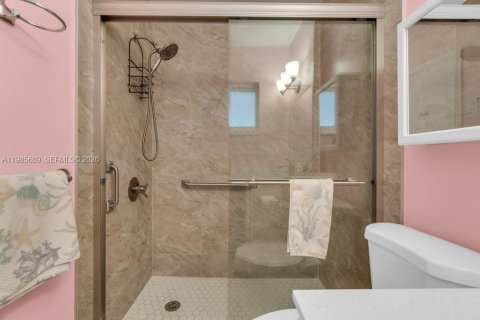 Condo in Hollywood, Florida, 1 bedroom № 2090519 - photo 9