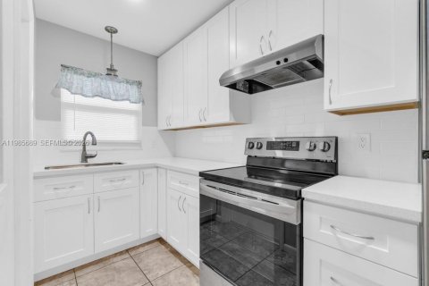 Condo in Hollywood, Florida, 1 bedroom № 2090519 - photo 3