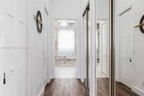 Villa ou maison à vendre à Plantation, Floride: 6 chambres, 399.29 m2 № 2340425 - photo 8