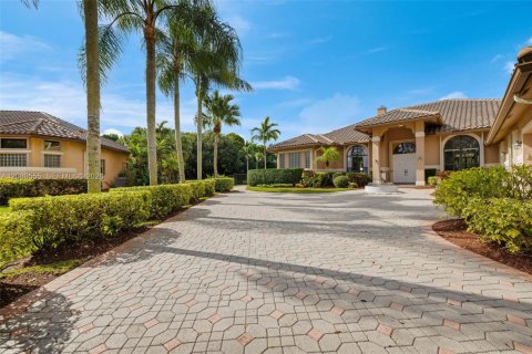 Villa ou maison à vendre à Plantation, Floride: 6 chambres, 399.29 m2 № 2340425 - photo 1