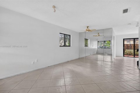 Touwnhouse à vendre à Miami, Floride: 3 chambres, 136.19 m2 № 2185433 - photo 2
