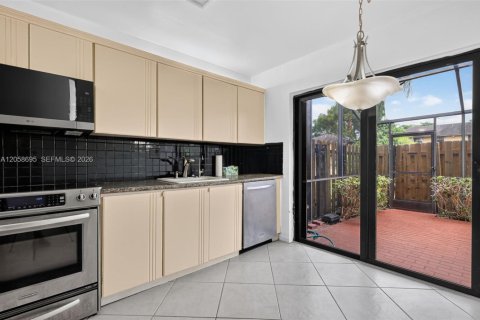 Touwnhouse à vendre à Miami, Floride: 3 chambres, 136.19 m2 № 2185433 - photo 11
