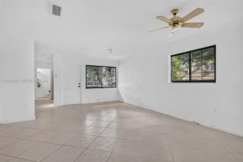 Touwnhouse à vendre à Miami, Floride: 3 chambres, 136.19 m2 № 2185433 - photo 3
