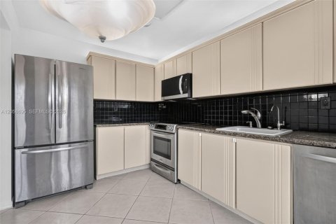 Touwnhouse à vendre à Miami, Floride: 3 chambres, 136.19 m2 № 2185433 - photo 12