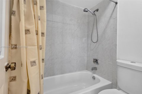 Touwnhouse à vendre à Miami, Floride: 3 chambres, 136.19 m2 № 2185433 - photo 30