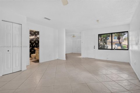 Touwnhouse à vendre à Miami, Floride: 3 chambres, 136.19 m2 № 2185433 - photo 4