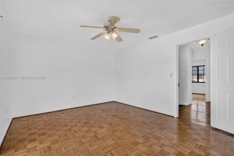 Touwnhouse à vendre à Miami, Floride: 3 chambres, 136.19 m2 № 2185433 - photo 24