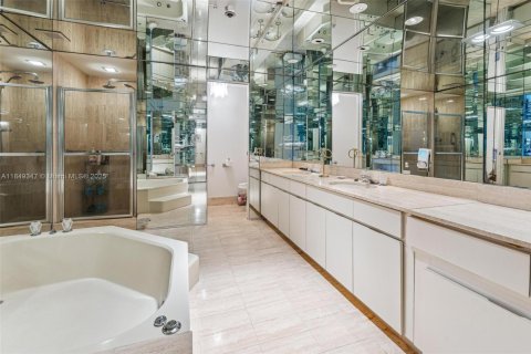 Condominio en alquiler en Bal Harbour, Florida, 3 dormitorios, 218.6 m2 № 2088461 - foto 25