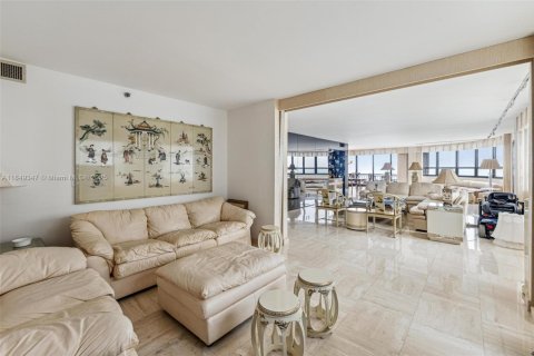 Condominio en alquiler en Bal Harbour, Florida, 3 dormitorios, 218.6 m2 № 2088461 - foto 18