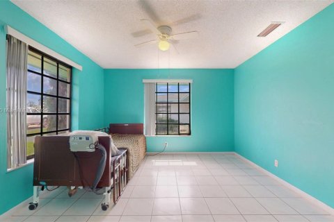 Купить виллу или дом в Хомстед, Флорида 4 спальни, 248.23м2, № 1971178 - фото 25