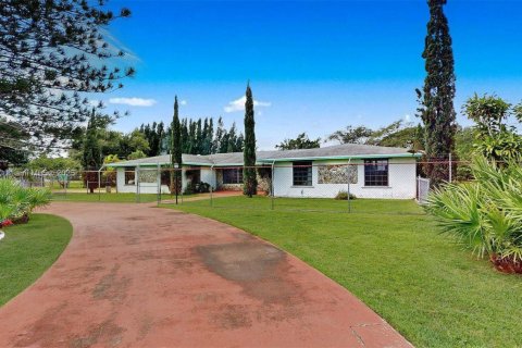 Купить виллу или дом в Хомстед, Флорида 4 спальни, 248.23м2, № 1971178 - фото 2