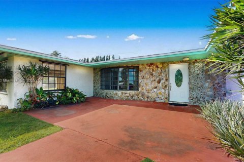 Купить виллу или дом в Хомстед, Флорида 4 спальни, 248.23м2, № 1971178 - фото 3
