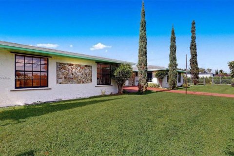 Купить виллу или дом в Хомстед, Флорида 4 спальни, 248.23м2, № 1971178 - фото 4