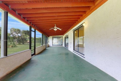 Купить виллу или дом в Хомстед, Флорида 4 спальни, 248.23м2, № 1971178 - фото 28