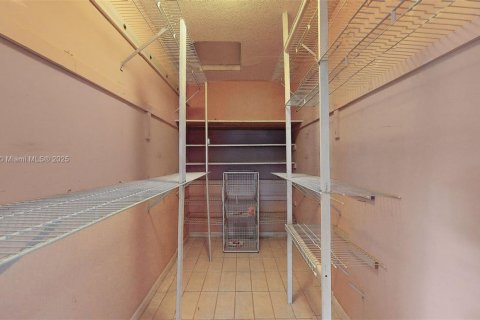 Купить виллу или дом в Хомстед, Флорида 4 спальни, 248.23м2, № 1971178 - фото 22