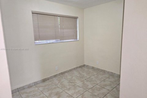 House in Hollywood, Florida 2 bedrooms, 166.3 sq.m. № 1967454 - photo 8