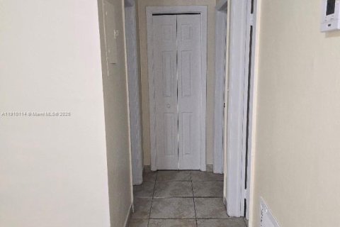 House in Hollywood, Florida 2 bedrooms, 166.3 sq.m. № 1967454 - photo 3