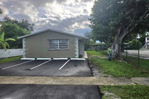 House in Hollywood, Florida 2 bedrooms, 166.3 sq.m. № 1967454