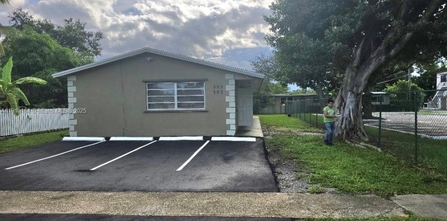 House in Hollywood, Florida 2 bedrooms, 166.3 sq.m. № 1967454