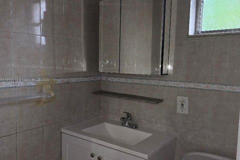 House in Hollywood, Florida 2 bedrooms, 166.3 sq.m. № 1967454 - photo 6