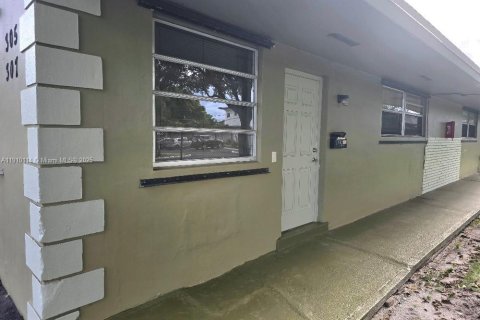 House in Hollywood, Florida 2 bedrooms, 166.3 sq.m. № 1967454 - photo 2