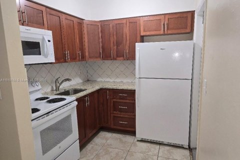 House in Hollywood, Florida 2 bedrooms, 166.3 sq.m. № 1967454 - photo 4