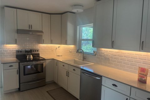 House in Marco Island, Florida 3 bedrooms № 1878767 - photo 7