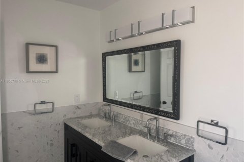 House in Marco Island, Florida 3 bedrooms № 1878767 - photo 24