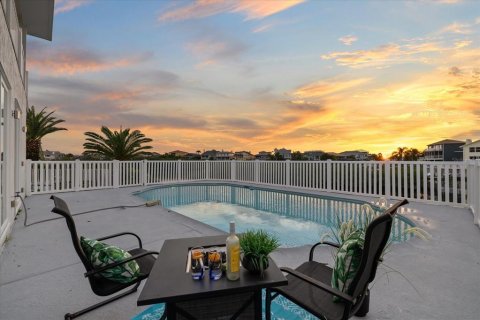 House in New Port Richey, Florida 3 bedrooms, 323.49 sq.m. № 2287344 - photo 11