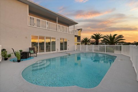 House in New Port Richey, Florida 3 bedrooms, 323.49 sq.m. № 2287344 - photo 12