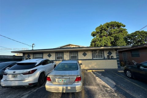 Commercial property in Opa-locka, Florida № 2019751