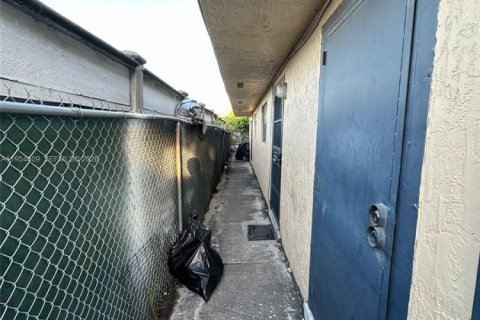 Commercial property in Opa-locka, Florida № 2019751 - photo 2