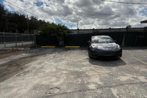 Commercial property in Opa-locka, Florida № 2019751 - photo 15