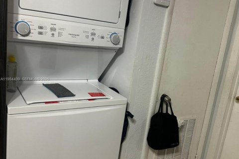 Commercial property in Opa-locka, Florida № 2019751 - photo 11