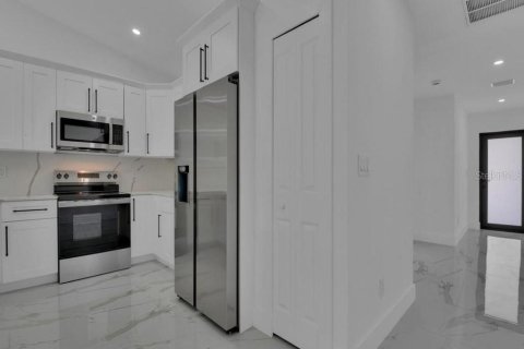 Снять в аренду квартиру в Лихай-Эйкерс, Флорида 2 комнаты, 111.48м2, № 2209533 - фото 9
