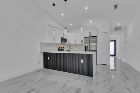 Снять в аренду квартиру в Лихай-Эйкерс, Флорида 2 комнаты, 111.48м2, № 2209533 - фото 6