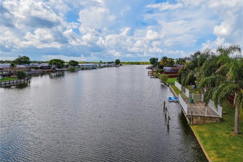 House in Holiday, Florida 2 bedrooms, 96.53 sq.m. № 2287584